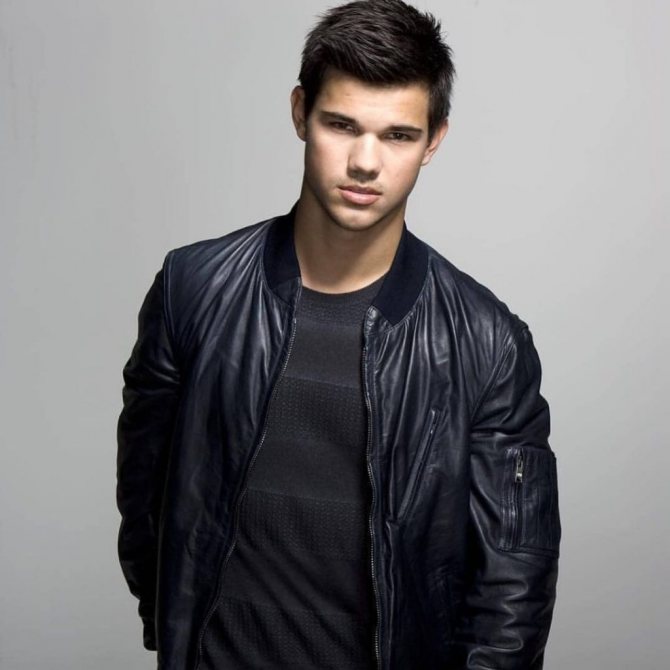 Актер Тейлор Лотнер в кожаной куртке.