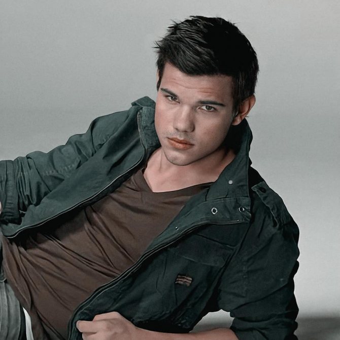 Актер Тейлор Лотнер в куртке.