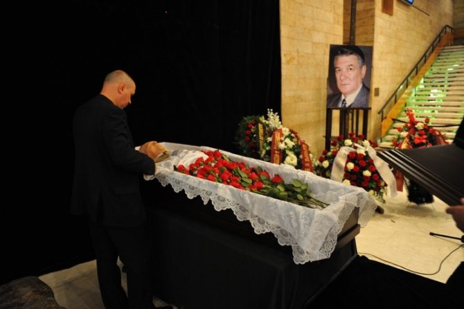 Актера похоронили рядом с погибшими сыновьями