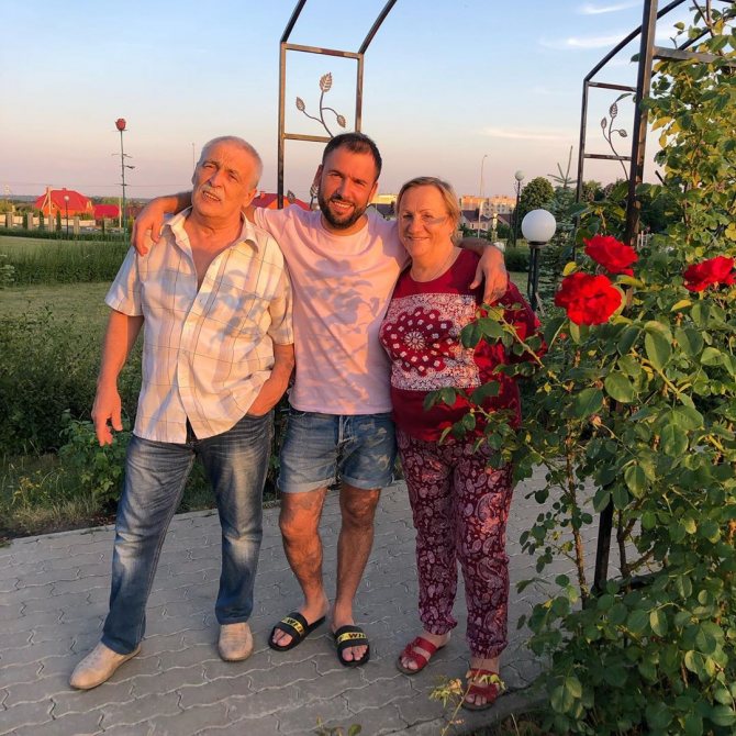 Александр Пташенчук с родителями