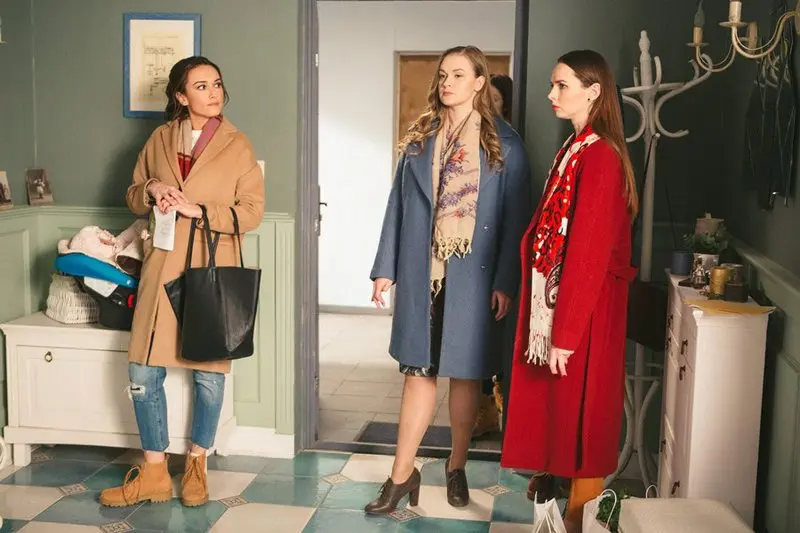 Александра Булычева, Светлана Колпакова и Елена Николаева (кадр из сериала «Мамочки»)