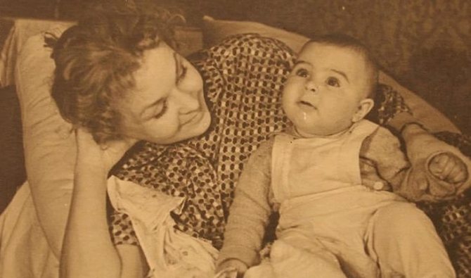Андрей Ургант в детстве с мамой