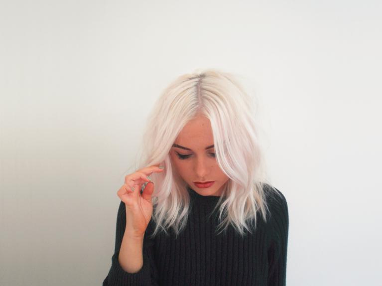 Белый цвет волос