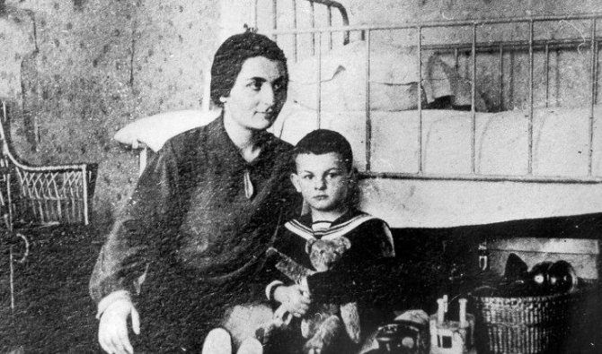 Булат Окуджава с мамой