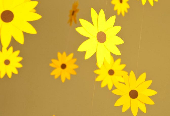 Бумажные цветы. Фото с сайта ustroim-prazdnik.info