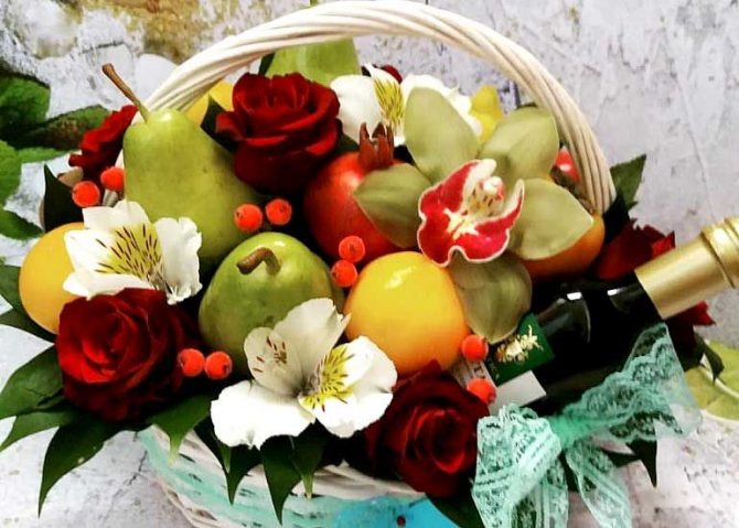 Цветочно-фруктовый букет