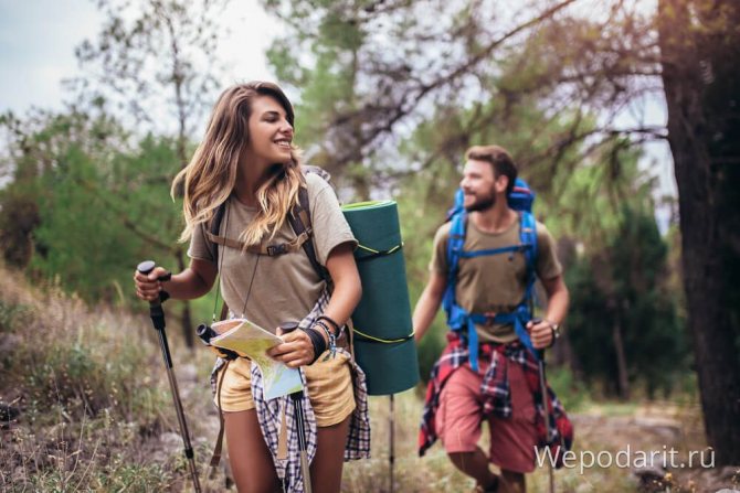 девушка с мужчиной в загородном походе