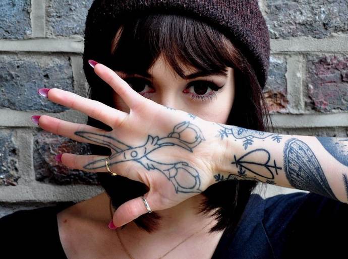 девушка закрывает лицо рукой