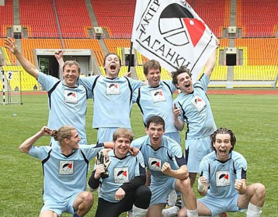 Дмитрий Белоцерковский играет в футбол с коллегами по театру