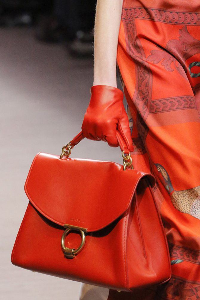 дополняем модный образ большой сумочкой