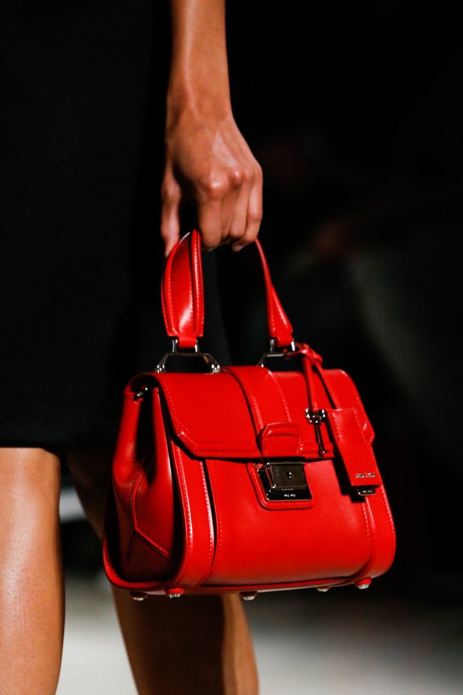 дополняем стильный образ маленькой сумочкой