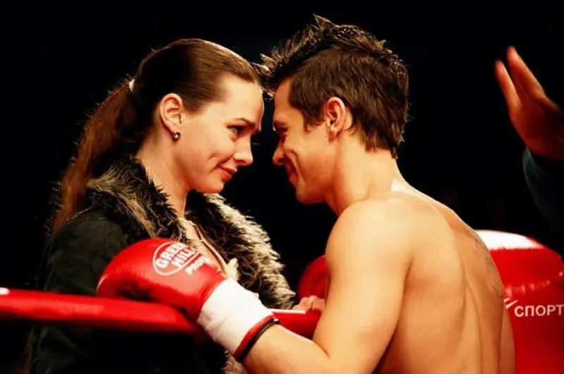 Елена Николаева и Павел Деревянко (кадр из фильма «Неваляшка»)