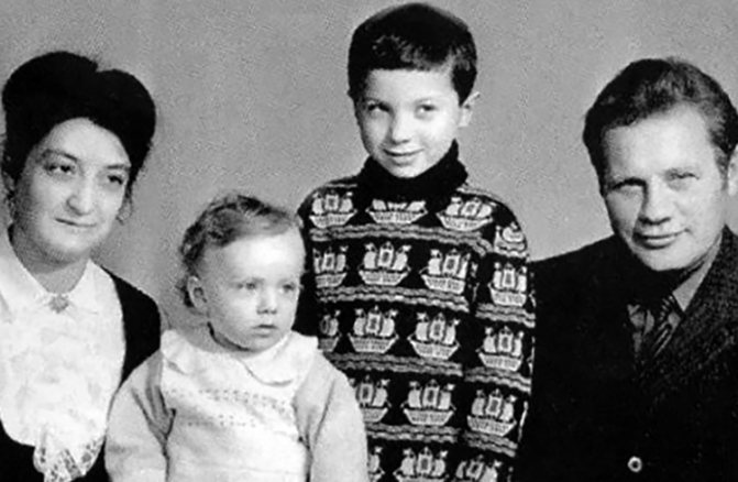 Глеб (второй слева) с родителями и братом