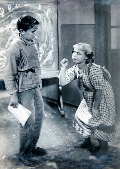 Кадр из фильма «Разбудите Леночку», в котором 26-летняя актриса сыграла девочку-подростка