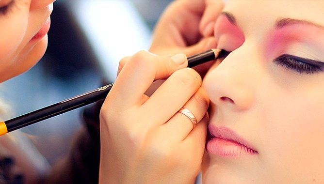 Как рисовать стрелки на глазах карандашом. Поэтапно с фото для начинающих