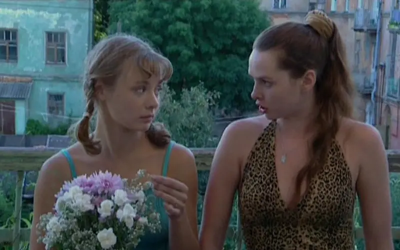 Карина Разумовская и Елена Николаева (кадр из фильма «История весеннего призыва»)