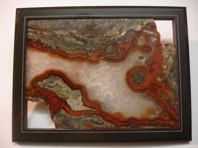 Картина из природных камней. Фото с сайта grandsouvenir.com