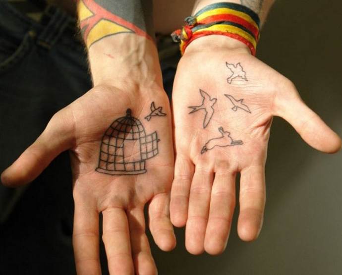 клетка и птицы на ладонях