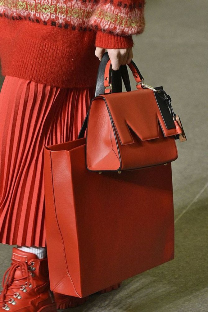 красивая красная сумка