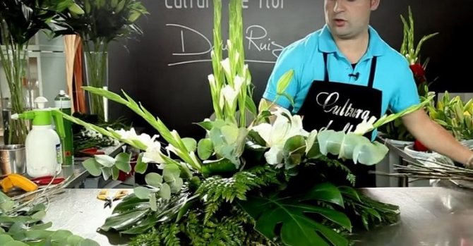 Лилии в центре композиции