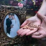 медная рамка и ладони