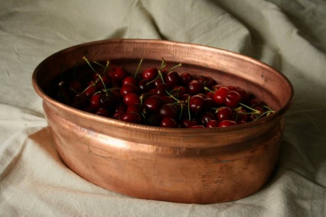 Медный таз с ягодами на 32 года совместной жизни