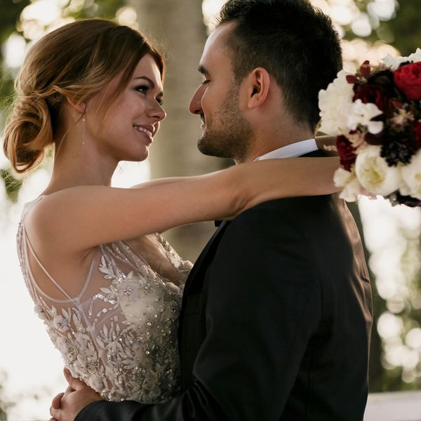 молодожены обнимаются