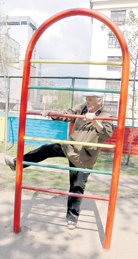 На детской площадке около своего дома БЕЛЯВСКИЙ занимался гимнастикой