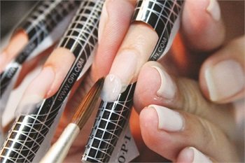 Наращивание ногтей на нижние формы