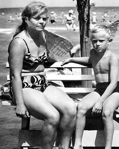 Несмотря на страшные прогнозы врачей, мама Андрюши Любовь Матвеевна воспитывала сына, как здорового человека