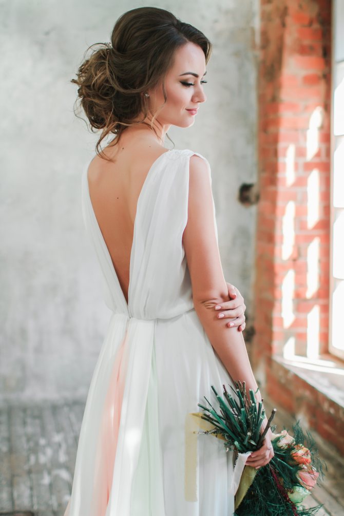 Невеста с платье с открытой спиной и низким пучком