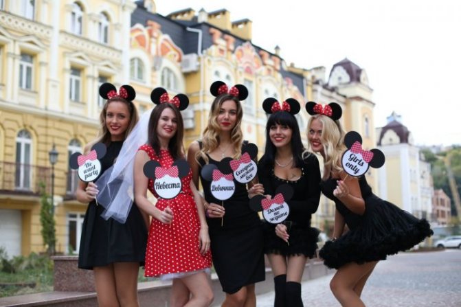 Невеста с подружками в оригинальных нарядах для девичника