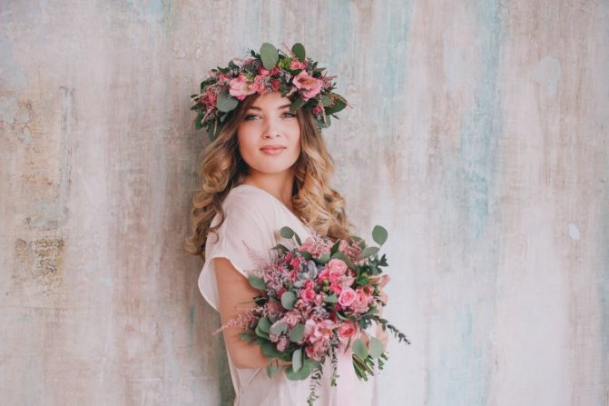 Невеста в венке из живых цветов