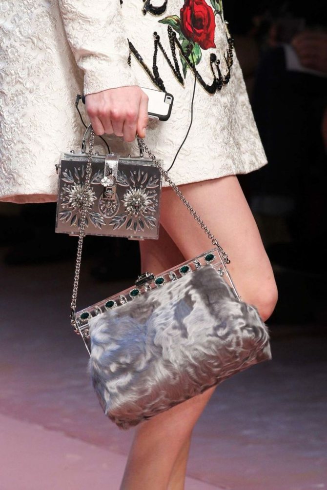 носим два клатча сразу