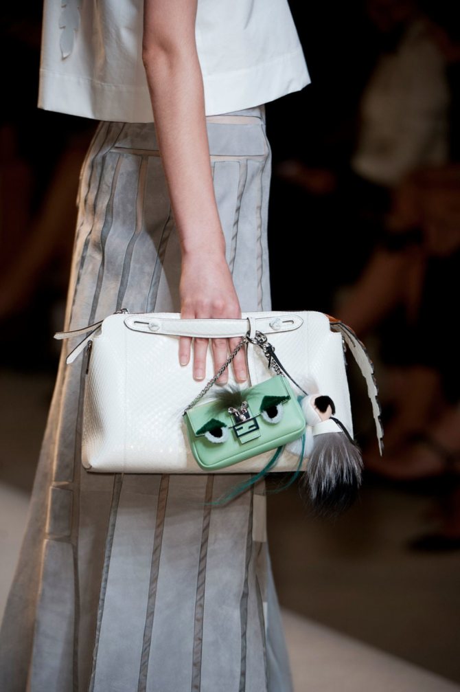 одинаковый принт на сумке и одежде