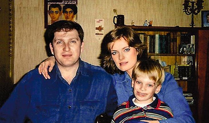 По гороскопу Ольга Копосова - Овен, а по восточному календарю - Собака