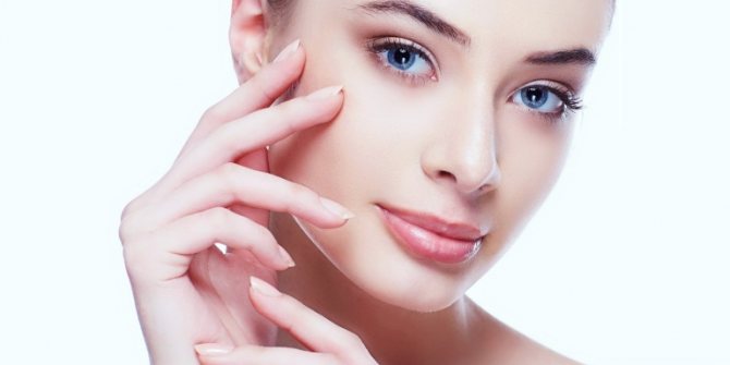 Рука возле лица