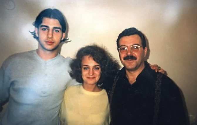 С родителями в юности