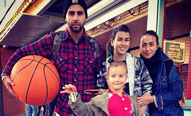 С женой Натальей и дочерьми