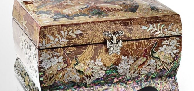 Шкатулка инкрустированная яшмой