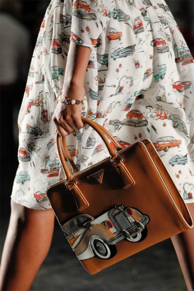 сочетание одежды с клатчем