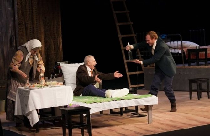 'Спектакль "Семейный портрет с посторонними"' width="1000