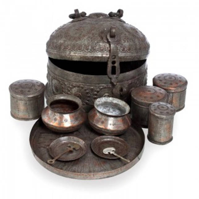 Старинная медная шкатулка с дополнительными емкостями для хранения