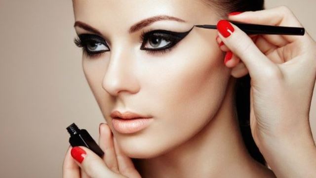 Стрелки на глазах для начинающих. Пошаговая инструкция с фото, советы профессионалов, видео-уроки