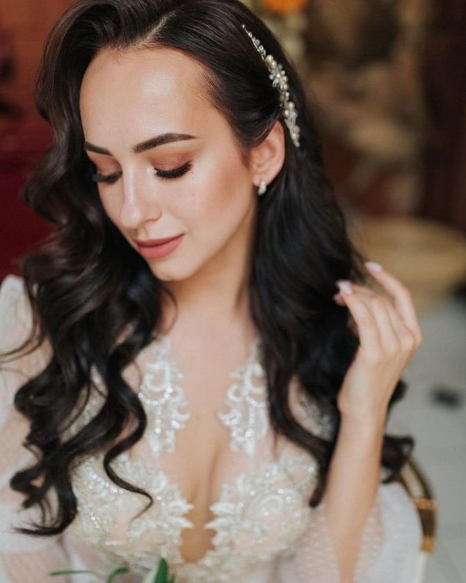 Свадебные прически 2021: шикарные идеи для торжества 28