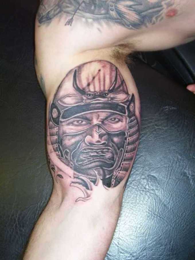 Тату на бицепсе в виде самурая