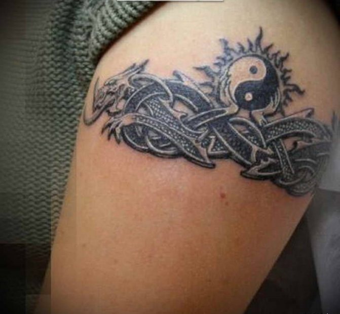 Татуировка на бицепсе в виде браслета