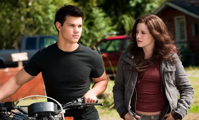 Тэйлор Лотнер в роли Джейкоба в саге "Сумерки" ' Тэйлор Лотнер в роли Джейкоба в саге