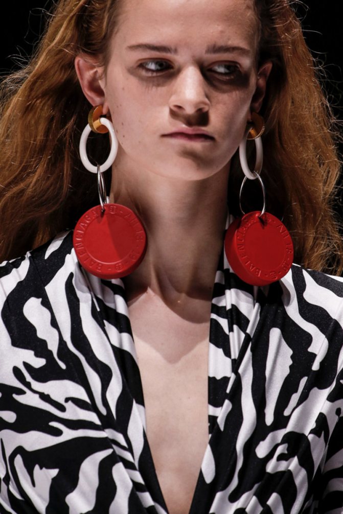 Украшения с логотипами Balenciaga