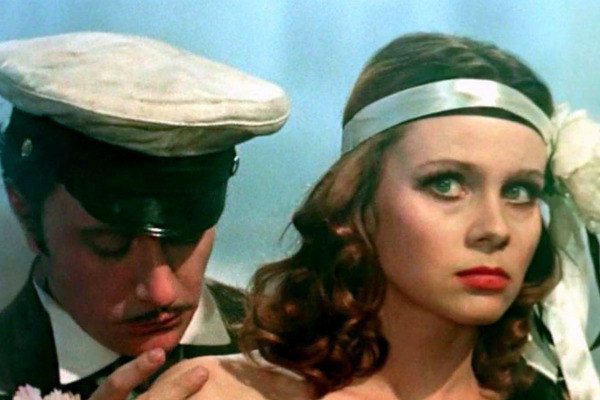 В картине «Двенадцать стульев» артистка исполнила роль танцующей танго